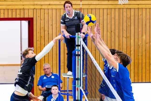 01 11 2025, GER, Volleyball, 2 BL Maenner Sued, Saison 2025 2026, Blue Volleys Gotha Enervigo Volleys Dresden Nikolas Sohnel Enervigo Volleys Dresden beats against the Gotha block 99867 Gotha Sporthalle Sportanlage Ernesti Thüringen Germany
