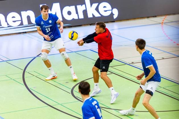 01 11 2025, GER, Volleyball, 2 BL Maenner Sued, Season 2025 2026, Blue Volleys Gotha Enervigo Volleys Dresden Len Spankowski Blue Volleys Gotha 99867 Gotha Sporthalle Sportanlage Ernesti Thüringen Germany