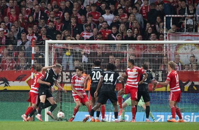 Soccer, Men, Season 2025 2026, 1 Bundesliga 9 Matchday , 1 FC Union Berlin SC Freiburg, v l Andras Schäfer 1 FC Union , Matthias Ginter Freiburg scores the goal to 0 1, which was later disallowed, Diogo Leite 1 FC Union Berlin , 01 11 2025, Copyright: xMatthiasxKochx