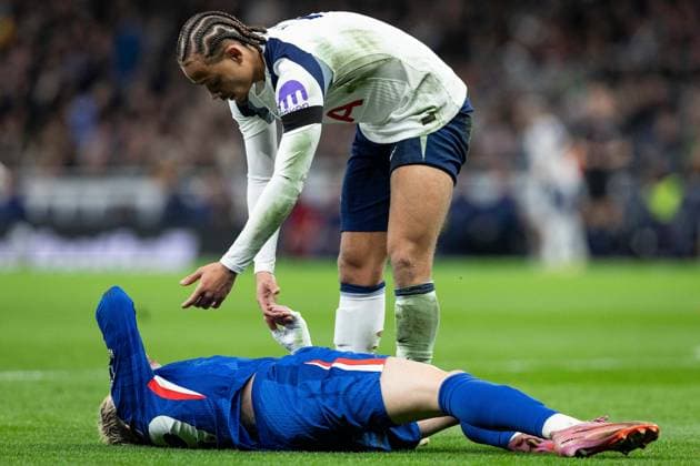 1st November 2025; Tottenham Hotspur Stadium, London, England; Premier League Football, Tottenham Hotspur versus Chelsea; Xavi Simons of Tottenham Hotspur helps up Alejandro Garnacho of Chelsea following a challenge  IanxStephen