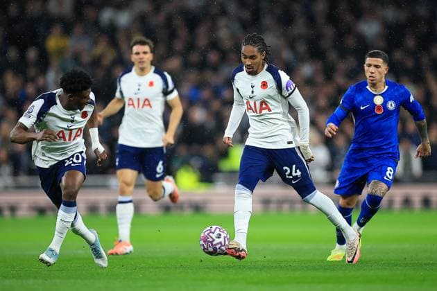 Tottenham Hotspur v Chelsea Premier League 01 11 2025. Tottenham Hotspur Defender Djed Spence (24) Play™s the ball forward during the Premier League match between Tottenham Hotspur and Chelsea at Tottenham Hotspur Stadium, London, United Kingdom on 1 November 2025. London Tottenham Hotspur Stadium London United Kingdom Editorial use only DataCo restrictions apply See www.football-dataco.com , Copyright: xChrisxFoxwellx PSI-23151-0181