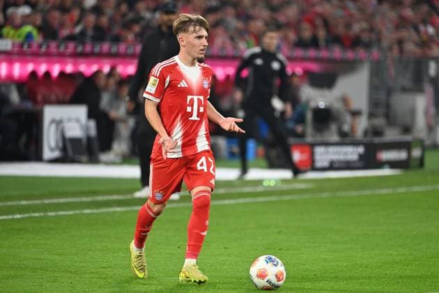 Lennart KARL Bayern Muenchen , action,single action,single image,cropped image,full body shot,whole figure Football 1 Bundesliga Season 2025 2026, 9 Matchday, Matchday09 FC Bayern Muenchen Bayer 04 Leverkusen 3 0 on 01 11 2025 , A L L I A N Z A R E N A