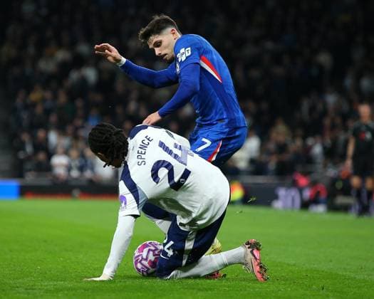 London, England, November 01 2025: Djed Spence (24 Tottenham Hotspur) and Pedro Neto (7 Chelsea) battle for the ball during the Premier League game between Tottenham Hotspur and Chelsea at Tottenham Hotspur Stadium in London, England. (Photo by Jay Patel Sports Press Photo SPP) Copyright: xJayxPatel SportsxPressxPhoto SPPx Sportspressphoto_SPR55422