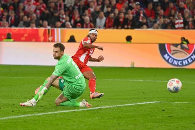 Goal Serge GNABRY FC Bayern Muenchen zm 1 0 vs Goalkeeper Mark FLEKKEN Bayer Leverkusen ,Action,Goal kick Soccer 1 Bundesliga Season 2025 2026, 9 Matchday, Matchday09 FC Bayern Muenchen Bayer 04 Leverkusen 3 0 on 01 11 2025 , A L L I A N Z A R E N A