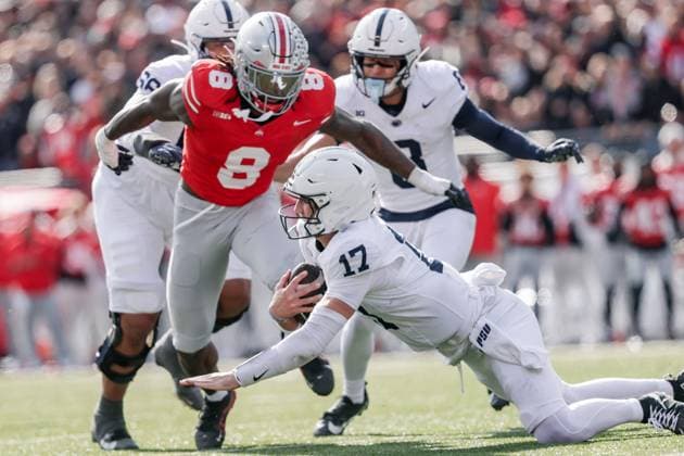 November 1, 2025, Columbus, Ohio, U.S: Penn State Nittany Lions quarterback Ethan Grunkemeyer (17) is caught behind the line by Ohio State Buckeyes linebacker Arvell Reese (8) during the game between the Penn State Nittany Lions and the Ohio State Buckeyes at Ohio Stadium, Columbus, Ohio. Columbus U.S - ZUMAs304 20251101_zaf_s304_055 Copyright: xScottxStuartx