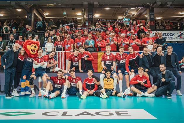 VBL SVG Lüneburg vs Netzhoppers KW, 01 11 2025 The winning photo of SVG Lüneburg after the 3 1 victory Volleyball Bundesliga, matchday 4 SVG Lüneburg vs Netzhoppers KW on 01 11 2025 in the LKH Arena, Lüneburg Copyright: xBEAUTIFULxSPORTS Tonhäuserx