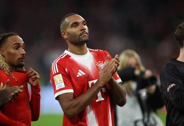 Football, Men, Bundesliga, Season 2025 2026, FC Bayern München Bayer 04 Leverkusen, Allianz Arena Jonathan Tah FC Bayern München after the match on the lap of honor, clapping, applause DFB, DFL regulations prohibit any use of photographs as image sequences and or quasi video