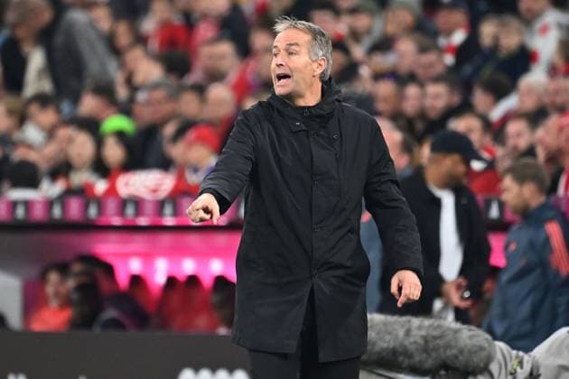 Coach Kasper HJULMAND Bayer Leverkusen , gestures,gives instructions, single image,cropped single motif,half figure,half figure Football 1 Bundesliga Season 2025 2026, 9 Matchday, Matchday09 FC Bayern Muenchen Bayer 04 Leverkusen 3 0 on 01 11 2025 , A L L I A N Z A R E N A