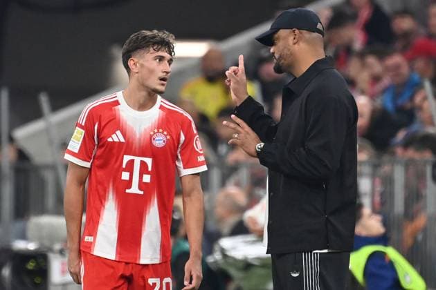 Coach Vincent KOMPANY Bayern Muenchen with Tom BISCHOF Bayern Muenchen , Gestures,gives instructions Football 1 Bundesliga Season 2025 2026, 9 Matchday, Matchday09 FC Bayern Muenchen Bayer 04 Leverkusen 3 0 on 01 11 2025 , A L L I A N Z A R E N A