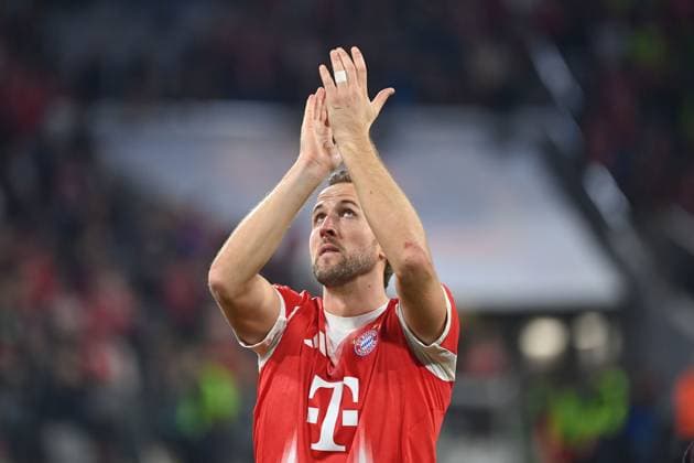 Harry KANE Bayern Muenchen after the end of the match, applauding, action, single image, cropped single motif, half figure, half figure Football 1 Bundesliga season 2025 2026, 9 Matchday, Matchday09 FC Bayern Muenchen Bayer 04 Leverkusen 3 0 on 01 11 2025 , A L L I A N Z A R E N A