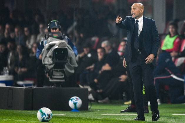 2025-11-01 US Cremonese v Juventus FC - Serie A CREMONA, ITALY - NOVEMBER 1: Head coach Luciano Spalletti of Juventus FC coaches his players during the Serie A match between US Cremonese and Juventus FC at Stadio Giovanni Zini on November 1, 2025 in Cremona, Italy. (Photo by Alberto Gandolfo BSR Agency) Cremona Italy Content not available for redistribution in The Netherlands directly or indirectly through any third parties. Copyright: xBSRxAgencyx