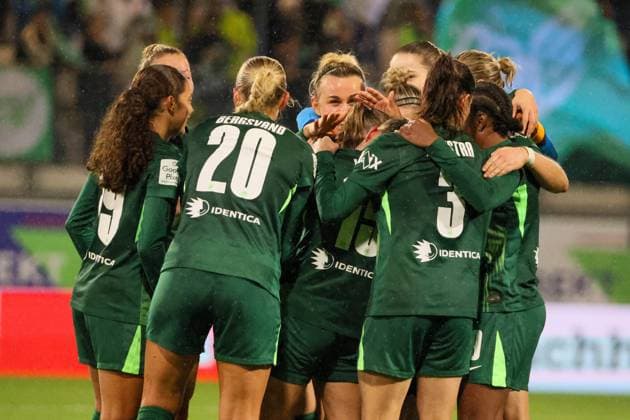 Wolfsburg, Germany 01 November 2025 1 BL Women 2025 2026 VfL Wolfsburg vs TSG 1899 Hoffenheim In the picture goal scorer Smilla Vallotto VfL , hidden in the picture, makes the goal to 2 1 and cheers with her teammates DFB regulations prohibit any use of photographs as image sequences and or quasi video AOK Stadion Niedersachsen Copyright: xFotostandx xFantinix