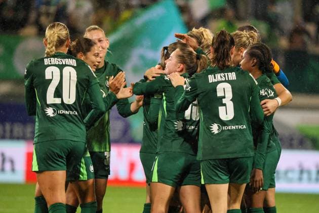 Wolfsburg, Germany 01 November 2025 1 BL Women 2025 2026 VfL Wolfsburg vs TSG 1899 Hoffenheim In the picture goal scorer Smilla Vallotto VfL , hidden in the picture, makes the goal to 2 1 and cheers with her teammates DFB regulations prohibit any use of photographs as image sequences and or quasi video AOK Stadion Niedersachsen Copyright: xFotostandx xFantinix