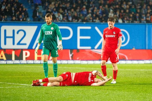 Jonas Arsweiler VERL lies on the turf in pain GER, FC Hansa Rostock vs SC Verl, Football, Men, 3 League, Matchday 13, Season 2025 2026, 01 11 2025 Rostock Ostseestadion Mecklenburg Vorpommern Germany