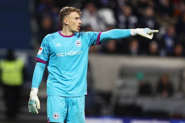 01 11 2025, xtvx, Soccer 2 Bundesliga, SV Darmstadt 98 Arminia Bielefeld v l Goalkeeper Jonas Kersken Arminia Bielefeld gives instructions, gesticulates, gesticulates with arms gives instructions, gesticulates DFL DFB REGULATIONS PROHIBIT ANY USE OF PHOTOGRAPHS as IMAGE SEQUENCES and or QUASI VIDEO Darmstadt