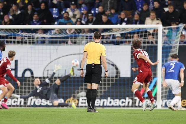 01 11 2025, xtvx, Fußball 2 Bundesliga, SV Darmstadt 98 Arminia Bielefeld v l Goal scored, Tor zum 2 2 Maximilian Grosser Arminia Bielefeld DFL DFB REGULATIONS PROHIBIT ANY USE OF PHOTOGRAPHS as IMAGE SEQUENCES and or QUASI VIDEO Darmstadt