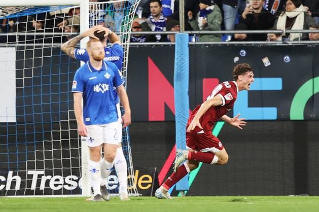 01 11 2025, xtvx, Fussball 2 Bundesliga, SV Darmstadt 98 Arminia Bielefeld v l Goal scored, Tor zum 2 2 Maximilian Grosser Arminia Bielefeld Torjubel, Goal celebration, celebrate the goal, celebrates scoring DFL DFB REGULATIONS PROHIBIT ANY USE OF PHOTOGRAPHS as IMAGE SEQUENCES and or QUASI VIDEO Darmstadt