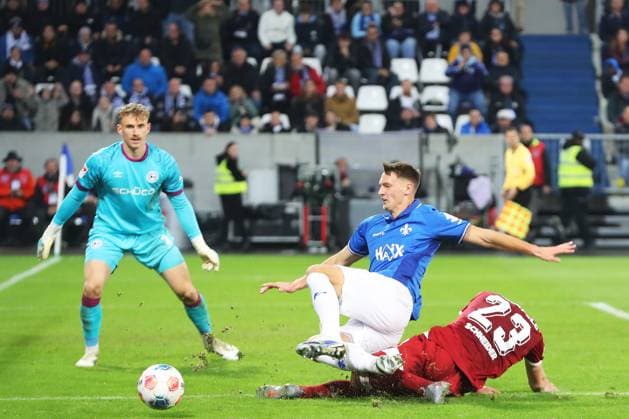 01 11 2025, xtvx, Soccer 2 Bundesliga, SV Darmstadt 98 Arminia Bielefeld v l Zweikampf, Duell, duel, tackle, compete Goalkeeper Jonas Kersken Arminia Bielefeld Bartosz Bialek SV Darmstadt 98 Leon Schneider Arminia Bielefeld DFL DFB REGULATIONS PROHIBIT ANY USE OF PHOTOGRAPHS as IMAGE SEQUENCES and or QUASI VIDEO Darmstadt