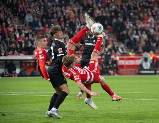 Soccer, Men, Season 2025 2026, 1 Bundesliga 9 Matchday , 1 FC Union Berlin SC Freiburg, f l Andrej Ilic 1 FC Union Berlin , Philipp Treu Freiburg , Andras Schäfer 1 FC Union with back kick, 01 11 2025, Copyright: xMatthiasxKochx