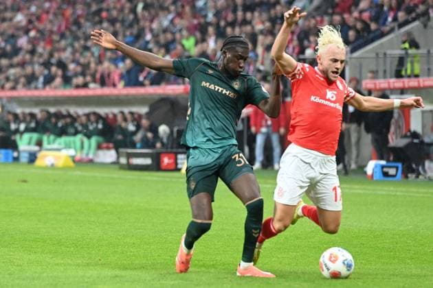 Karim COULIBALI HB vs Dominik HOLLERBACH MZ Action, duel, 1 FSV Mainz 05 MZ SV Werder Bremen HB 1 1 Football 1 Bundesliga Season 2025 2026, 9 Spieltag, Spieltag9, matchday9, am 01 11 2025, MEWA Arena Mainz DFL regulations prohibit any use of photographs as image sequences and or quasi video Â