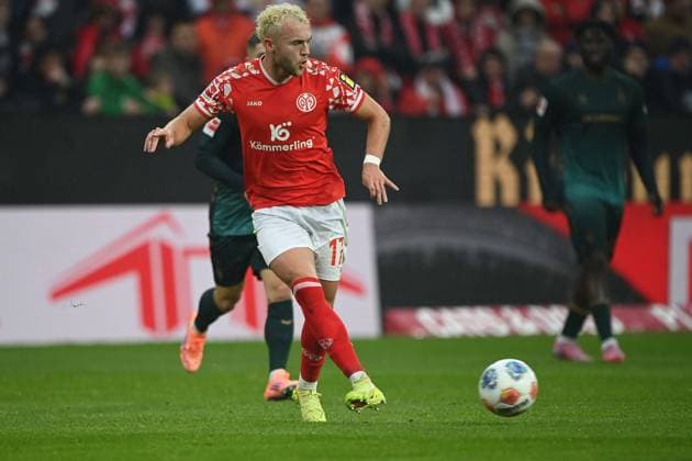 Dominik HOLLERBACH MZ Aktion, Einzelaktion, 1 FSV Mainz 05 MZ SV Werder Bremen HB 1 1 Fussball 1 Bundesliga Saison 2025 2026, 9 Spieltag, Spieltag9, matchday9, am 01 11 2025, MEWA Arena Mainz DFL regulations prohibit any use of photographs as image sequences and or quasi video Â