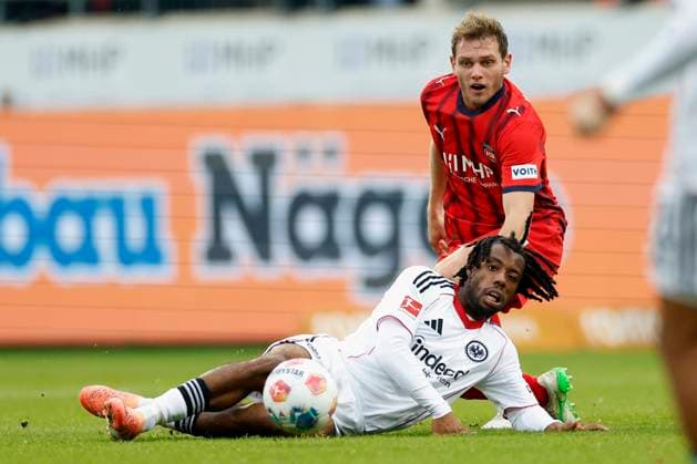 f l Elye Wahi Eintracht Frankfurt, 17 and Tim Siersleben 1 FC Heidenheim, 4 , 01 11 2025, Football, Bundesliga, 1 FC Heidenheim Eintracht Frankfurt, GER, Heidenheim, Voith Arena, DFL REGULATES PROHIBIT ANY USE OF PHOTOGRAPHS AS IMAGE SEQUENCES AND OR QUASI VIDEO Copyright: HMBxMedia xHeikoxBecker