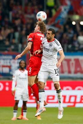 f l Jan Schoeppner 1 FC Heidenheim, 3 and Ellyes Skhiri Eintracht Frankfurt, 15 , 01 11 2025, Football, Bundesliga, 1 FC Heidenheim Eintracht Frankfurt, GER, Heidenheim, Voith Arena, DFL REGULATIONS PROHIBIT ANY USE OF PHOTOGRAPHS AS IMAGE SEQUENCES AND OR QUASI VIDEO Copyright: HMBxMedia xHeikoxBecker