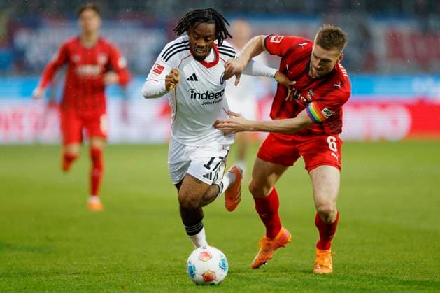 duel between Elye Wahi Eintracht Frankfurt, 17 l and Patrick Mainka 1 FC Heidenheim, 6 , 01 11 2025, Football, Bundesliga, 1 FC Heidenheim Eintracht Frankfurt, GER, Heidenheim, Voith Arena, DFL REGULATES PROHIBIT ANY USE OF PHOTOGRAPHS AS IMAGE SEQUENCES AND OR QUASI VIDEO Copyright: HMBxMedia xHeikoxBecker