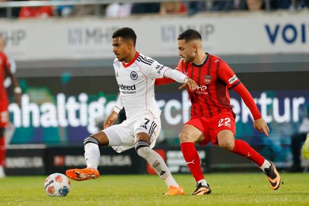 f l Ansgar Knauff Eintracht Frankfurt, 7 and Arijon Ibrahimovic 1 FC Heidenheim, 22 , 01 11 2025, Football, Bundesliga, 1 FC Heidenheim Eintracht Frankfurt, GER, Heidenheim, Voith Arena, DFL REGULATIONS PROHIBIT ANY USE OF PHOTOGRAPHS AS IMAGE SEQUENCES AND OR QUASI VIDEO Copyright: HMBxMedia xHeikoxBecker