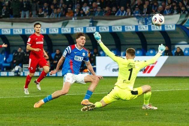 left goal chance against goalkeeper Philipp Schulze Verl GER, FC Hansa Rostock vs SC Verl, Soccer, Men, 3 Liga, Matchday 13, Season 2025 2026, 01 11 2025 Rostock Ostseestadion Mecklenburg Vorpommern Germany