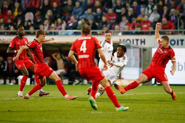 Jan Schoeppner 1 FC Heidenheim, 3 l and Patrick Mainka 1 FC Heidenheim, 6 r disturb Elye Wahi Eintracht Frankfurt, 17 at the shot, 01 11 2025, Football, Bundesliga, 1 FC Heidenheim Eintracht Frankfurt, GER, Heidenheim, Voith Arena, DFL REGULATIONS PROHIBIT ANY USE OF PHOTOGRAPHS AS IMAGE SEQUENCES AND OR QUASI VIDEO Copyright: HMBxMedia xHeikoxBecker