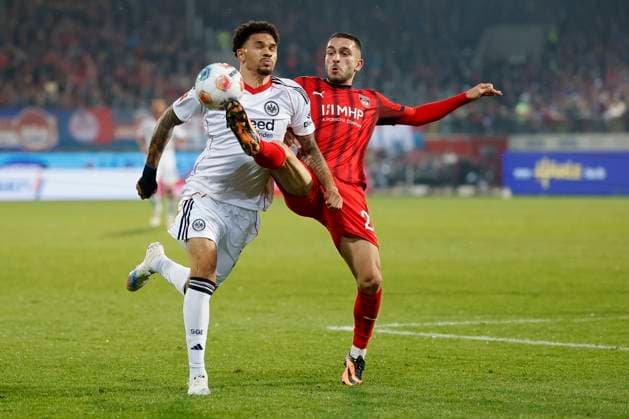 f l Nnamdi Collins Eintracht Frankfurt, 34 and Arijon Ibrahimovic 1 FC Heidenheim, 22 , 01 11 2025, Football, Bundesliga, 1 FC Heidenheim Eintracht Frankfurt, GER, Heidenheim, Voith Arena, DFL REGULATIONS PROHIBIT ANY USE OF PHOTOGRAPHS AS IMAGE SEQUENCES AND OR QUASI VIDEO Copyright: HMBxMedia xHeikoxBecker