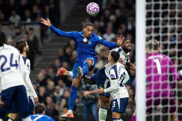 1st November 2025; Tottenham Hotspur Stadium, London, England; Premier League Football, Tottenham Hotspur versus Chelsea; Jo& xe3;o Pedro of Chelsea heads at goal  IanxStephen