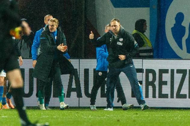 Goal celebration after the goal to 2 2 by Christian Kinsombi Rostock right cheers and celebrates coach Daniel Brinkmann Rostock GER, FC Hansa Rostock vs SC Verl, Soccer, Men, 3 League, Matchday 13, Season 2025 2026, 01 11 2025 Rostock Ostseestadion Mecklenburg Vorpommern Germany