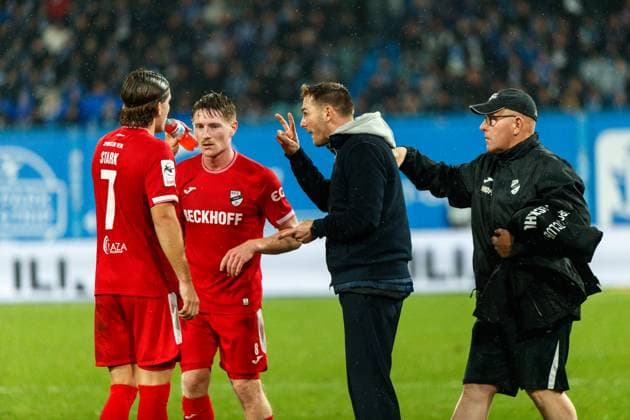 from l Julian Stark VERL , Dennis Waidner VERL and coach Tobias Strobl Verl GER, FC Hansa Rostock vs SC Verl, Football, Men, 3 League, Matchday 13, Season 2025 2026, 01 11 2025 Rostock Ostseestadion Mecklenburg Vorpommern Germany