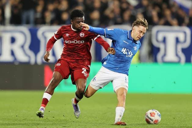 01 11 2025, xtvx, Fußball 2 Bundesliga, SV Darmstadt 98 Arminia Bielefeld v l Zweikampf, Duell, duel, tackle, compete Benjamin Boakye Arminia Bielefeld Luca Marseiler SV Darmstadt 98 DFL DFB REGULATIONS PROHIBIT ANY USE OF PHOTOGRAPHS as IMAGE SEQUENCES and or QUASI VIDEO Darmstadt