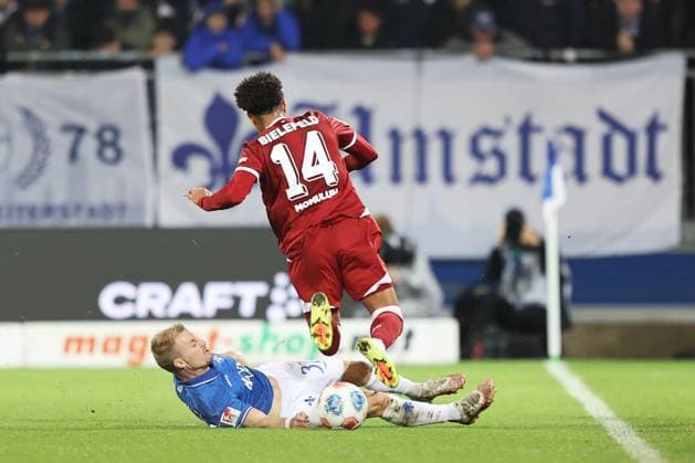 01 11 2025, xtvx, Fußball 2 Bundesliga, SV Darmstadt 98 Arminia Bielefeld v l Zweikampf, Duell, duel, tackle, compete Fabian Holland SV Darmstadt 98 Monju Momuluh Arminia Bielefeld DFL DFB REGULATIONS PROHIBIT ANY USE OF PHOTOGRAPHS as IMAGE SEQUENCES and or QUASI VIDEO Darmstadt