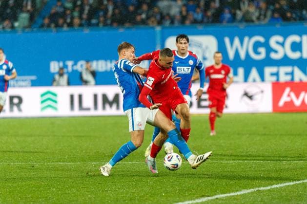 left Florian Carstens Rostock vs Dominik Steczyk VERL GER, FC Hansa Rostock vs SC Verl, Football, Men, 3 Liga, Matchday 13, Season 2025 2026, 01 11 2025 Rostock Ostseestadion Mecklenburg Vorpommern Germany