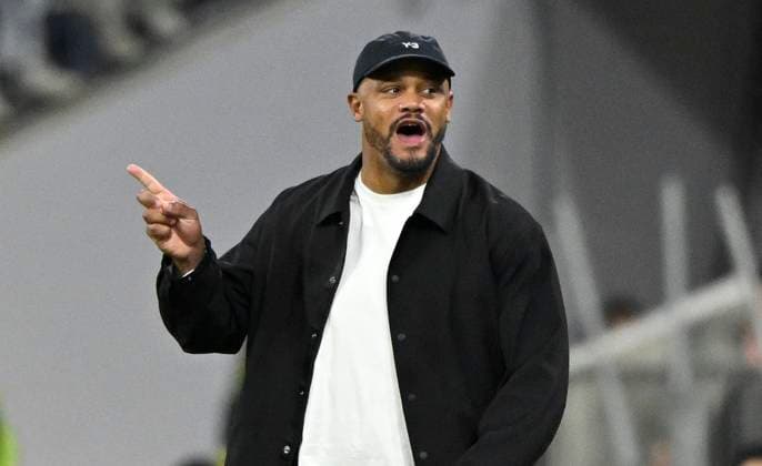 Coach Vincent Kompany FC Bayern Muenchen FCB on the sidelines Gesture Gesture sees offside decision differently FC Bayern Muenchen FCB vs Bayer 04 Leverkusen B04 01 11 2025 DFL REGULATIONS PROHIBIT ANY USE OF PHOTOGRAPHS AS IMAGE SEQUENCES AND OR QUASI VIDEO FC Bayern Muenchen FCB vs Bayer 04 Leverkusen B04