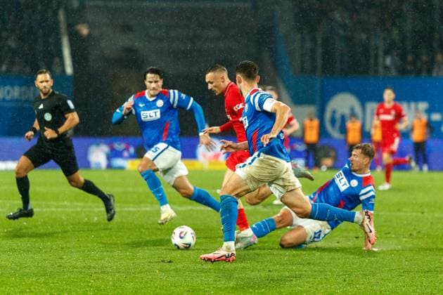right Florian Carstens Rostock foulr Dominik Steczyk VERL GER, FC Hansa Rostock vs SC Verl, Football, Men, 3 Liga, Matchday 13, Season 2025 2026, 01 11 2025 Rostock Ostseestadion Mecklenburg Vorpommern Germany