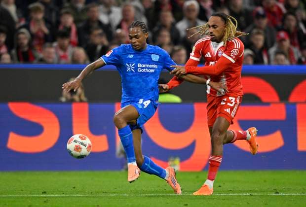 duel, action Sacha Boey FC Bayern Muenchen FCB 23 vs Jeanuel Belocian Bayer 04 Leverkusen 44 FC Bayern Muenchen FCB vs Bayer 04 Leverkusen B04 01 11 2025 DFL REGULATIONS PROHIBIT ANY USE OF PHOTOGRAPHS AS IMAGE SEQUENCES AND OR QUASI VIDEO FC Bayern Muenchen FCB vs Bayer 04 Leverkusen B04