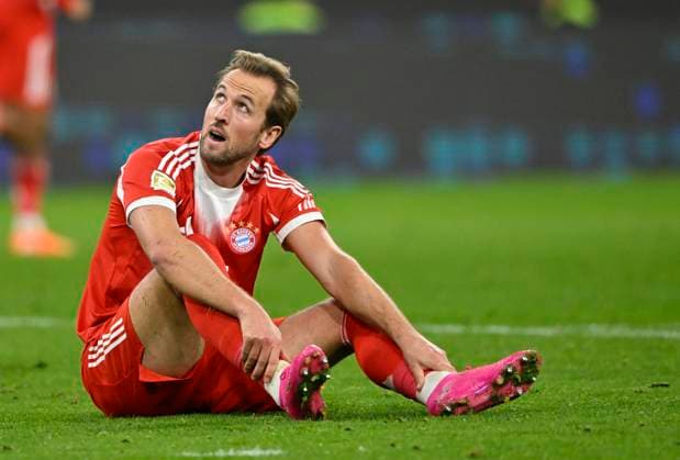 Harry Kane FC Bayern Muenchen FCB 09 sitting on grass looking up FC Bayern Muenchen FCB vs Bayer 04 Leverkusen B04 01 11 2025 DFL REGULATIONS PROHIBIT ANY USE OF PHOTOGRAPHS AS IMAGE SEQUENCES AND OR QUASI VIDEO FC Bayern Muenchen FCB vs Bayer 04 Leverkusen B04