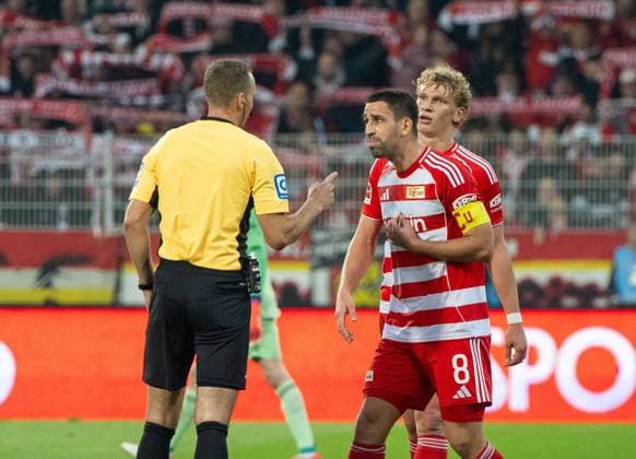 Soccer, Men, Season 2025 2026, 1 Bundesliga 9 Matchday , 1 FC Union Berlin SC Freiburg, f l Referee Sören Storks, Rani Khedira 1 FC Union Berlin , Leopold Querfeld 1 FC Union Berlin , 01 11 2025, Copyright: xMatthiasxKochx