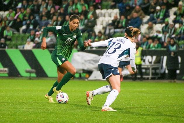 01 11 2025, xgrfx, Soccer Google Pixel Women Bundesliga, VfL Wolfsburg TSG Hoffenheim v l Cora Zicai VfL Wolfsburg , Wianda Douma TSG Hoffenheim DFL DFB REGULATIONS PROHIBIT ANY USE OF PHOTOGRAPHS as IMAGE SEQUENCES and or QUASI VIDEO Wolfsburg