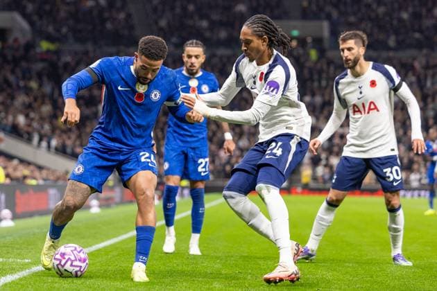 Tottenham Hotspur v Chelsea FC, Premier League, Football, The Tottenham Hotspur Stadium, London, UK - 01 Nov 2025 Djed Spence of Tottenham Hotspur pressures Reece James of Chelsea FC London The Tottenham Hotspur Stadium Tottenham GBR, UK NEWSPAPERS OUT Copyright: xEllixBirchx