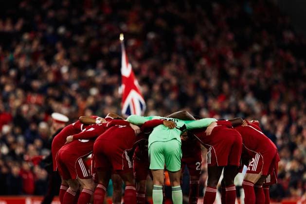 LIVERPOOL, ENGLAND - NOVEMBER 01:Liverpool players form huddle prior to the Premier League match between Liverpool and Aston Villa at Anfield on November 01, 2025 in Liverpool, England. (Photo by Koby Abbott Sports Press Photo) Copyright: xKobyxAbbott SportsxPressxPhotox Sportspressphoto_SPR55571