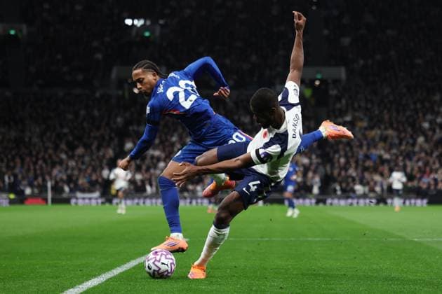 Tottenham Hotspur v Chelsea, Premier League Chelsea forward Joao Pedro (20) battles Tottenham Hotspur defender Kevin Danso (4) during the Tottenham Hotspur v Chelsea Premier League match at the Tottenham Hotspur Stadium, London, England on 1 November 2025 Credit: Sally Rawlins Every Second Media Editorial use only. All images are copyright Every Second Media Limited. No images may be reproduced without prior permission. All rights reserved. Premier League and Football League images are subject to licensing agreements with Football DataCo Limited. see https: www.football-dataco.com Copyright: xIMAGO EveryxSecondxMediax ESM-1650-0093 SallyxRawlinsx xEveryxSecondxMediax