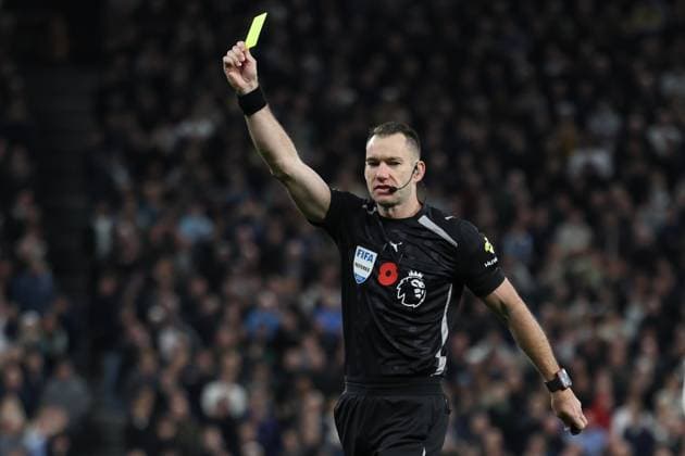 Tottenham Hotspur v Chelsea, Premier League Referee Jarred Gillett shows a yellow card during the Tottenham Hotspur v Chelsea Premier League match at the Tottenham Hotspur Stadium, London, England on 1 November 2025 Credit: Sally Rawlins Every Second Media Editorial use only. All images are copyright Every Second Media Limited. No images may be reproduced without prior permission. All rights reserved. Premier League and Football League images are subject to licensing agreements with Football DataCo Limited. see https: www.football-dataco.com Copyright: xIMAGO EveryxSecondxMediax ESM-1650-0095 SallyxRawlinsx xEveryxSecondxMediax