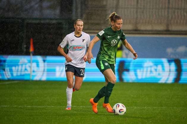 Wolfsburg, Germany 01 November 2025 1 BL Women 2025 2026 VfL Wolfsburg vs TSG 1899 Hoffenheim Pictured from left Feli Delacauw TSG and Sarai Linder VfL DFB regulations prohibit any use of photographs as image sequences and or quasi video AOK Stadion Niedersachsen Copyright: xFotostandx xFantinix