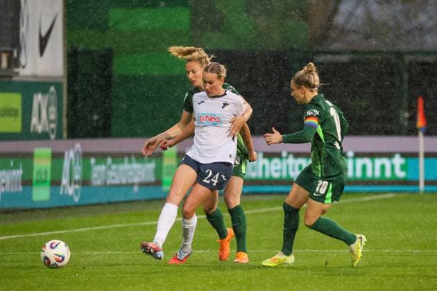 Wolfsburg, Germany 01 November 2025 1 BL Women 2025 2026 VfL Wolfsburg vs TSG 1899 Hoffenheim In picture from left in duel Feli Delacauw TSG and Sarai Linder VfL and Svenja Huth VfL DFB regulations prohibit any use of photographs as image sequences and or quasi video AOK Stadion Niedersachsen Copyright: xFotostandx xFantinix